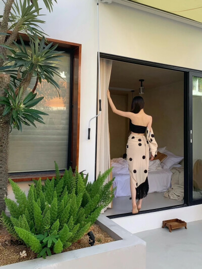 不想做温室的花朵.却又不想离妈妈太远.总和家里唱反调.却又想挣钱给妈妈花.追求自由和极致浪漫.又经常苦恼怎么赚多一点.在理想和现实徘徊.在希望和迷茫中奋斗.拼尽全力想走出这座浪浪山。