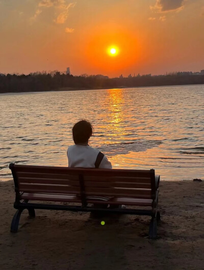 日落归山海.山海藏深意.没有人不遗憾.只是有人不喊疼.后来晚风吹人醒.万事藏于心.你与春风皆过客.我携秋水揽星河.愿许冬风知我意.散我心中意难平。