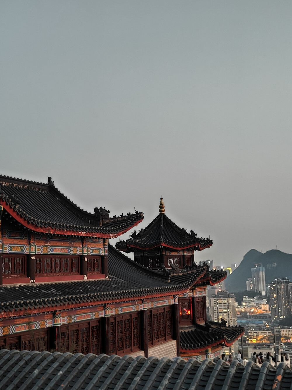 栖霞圣境——东山寺
东山寺钟鸣昼已昏，渔梁渡头争渡喧，人随沙路向江村，余亦乘舟归鹿门，鹿门月照开烟树，忽到庞公栖隐处。岩扉松径长寂寥，惟有幽人自来去。