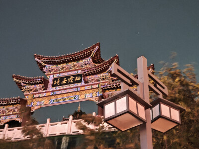 栖霞圣境——东山寺
东山寺钟鸣昼已昏，渔梁渡头争渡喧，人随沙路向江村，余亦乘舟归鹿门，鹿门月照开烟树，忽到庞公栖隐处。岩扉松径长寂寥，惟有幽人自来去。