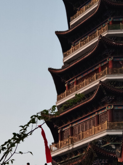 栖霞圣境——东山寺
东山寺钟鸣昼已昏，渔梁渡头争渡喧，人随沙路向江村，余亦乘舟归鹿门，鹿门月照开烟树，忽到庞公栖隐处。岩扉松径长寂寥，惟有幽人自来去。