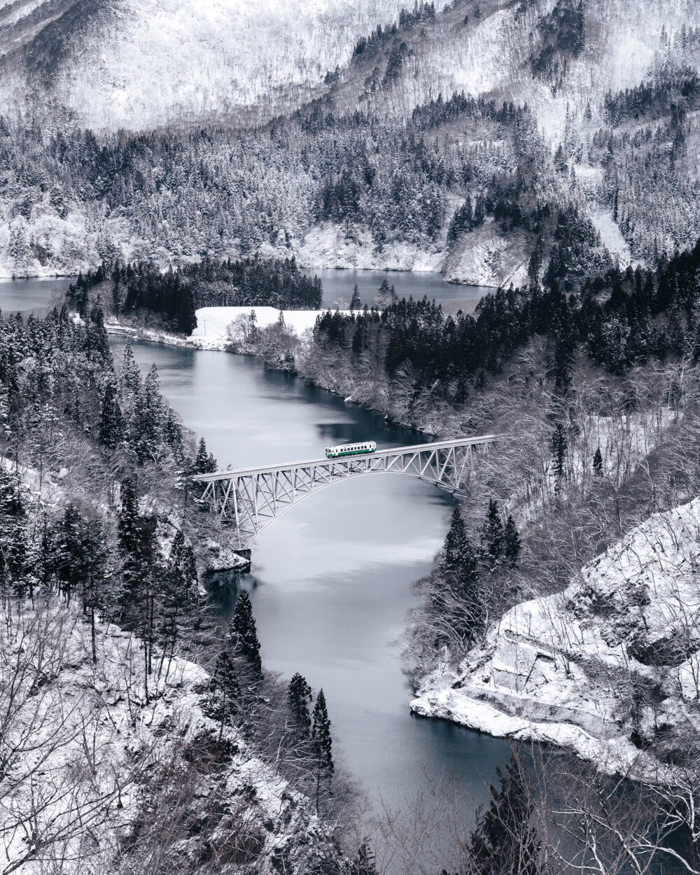 日本 福島県 twi _szuna 白黒の世界を走る冬の只見線が美しい