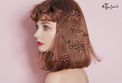 吉田ユニ twi y_u_n_i_c_h_a_n ettusais 2023 Spring Collection－Flowery Layared－春らしいお花のモチーフで型を作り、実際に髪に型押しして花柄のヘアを作ってま