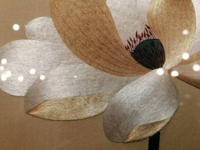 顾绣半绘半绣。“以针代笔，以线为墨；以名迹作蓝本，以丝线作丹青”，因言顾绣不是实用品，而是高雅的艺术品。