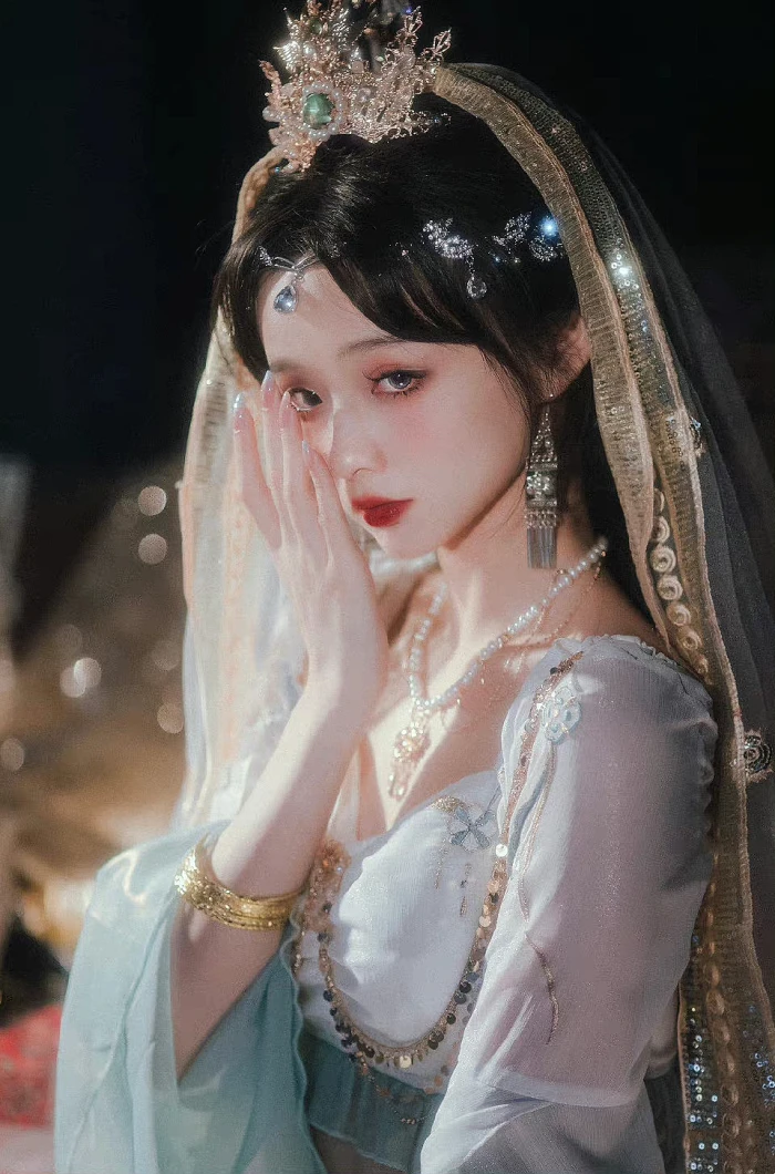 有没有哪位大神知道这个小姐姐叫什么，小姐姐虽然看起来很幼，但是真的很符合我的审美，拜托