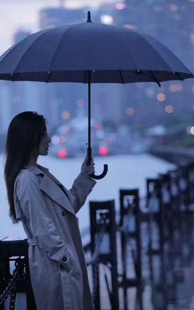 每个人都是一座孤岛.可以决定自己的流放：遭遇风雨.心路不开.愁思就会绵长.直到有一天.撞见阳光。