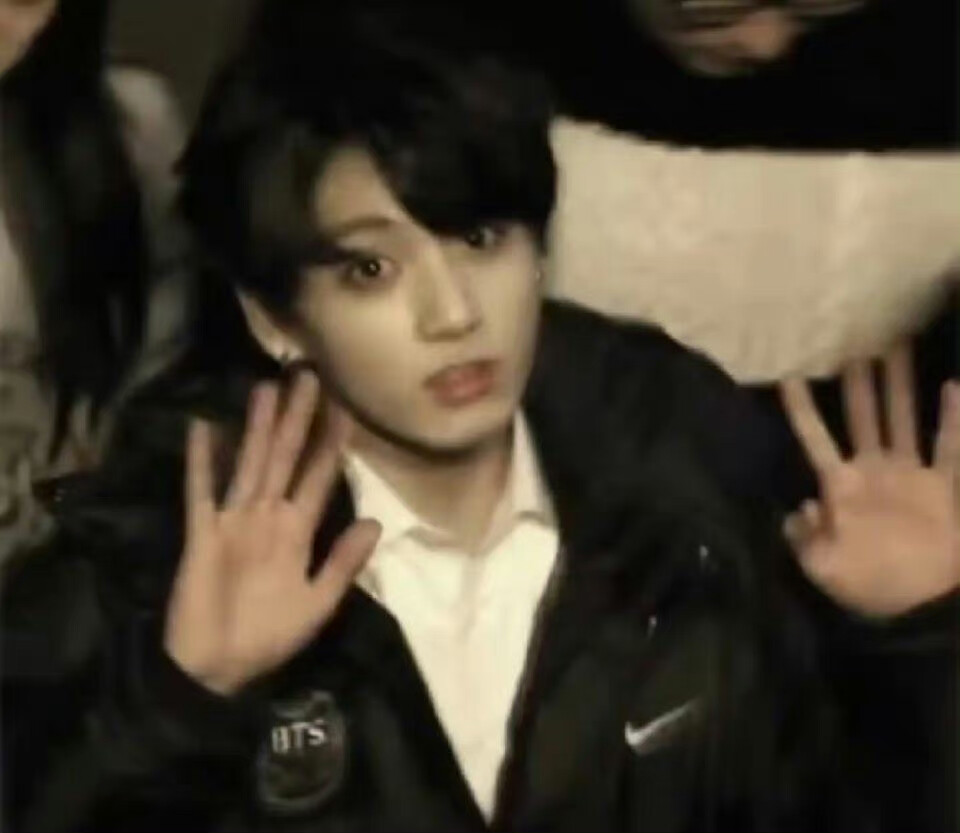 KPOP头像第130弹（田柾国2.0）
“初遇你时，像墙角的玫瑰窥见了少年的光。”