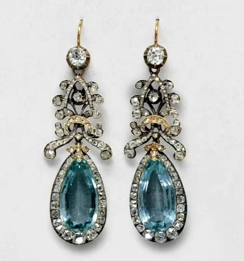 Prussian Aquamarine Earrings 德国普鲁士王室的海蓝宝耳环，大约制造于1810年代，耳环的主石是一对梨形海蓝宝并伴有钻石群镶，耳环的顶部是丝带元素缠绕而成弓形图案，整对耳环的材质为金银叠打和玫瑰切割的钻石。海蓝宝耳环来自普鲁士国王弗雷德里克·威廉三世的妻子露易丝王后，后来成为维多利亚·奥古斯塔皇后的挚爱珠宝，常常佩戴于一战前的各种官方照。维多利亚·奥古斯塔皇后去世后，海蓝宝耳环一直由普鲁士王室持有，直到1993年在瑞士被拍卖。2006年，一位不知名的私人买家将海蓝宝耳环捐赠给柏林-勃兰登堡皇家花园基金会，现在的海蓝宝耳环在帕雷兹城堡（露易丝王后最爱的地方）展出中。