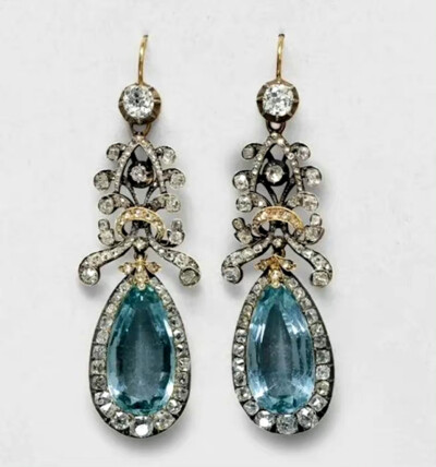 Prussian Aquamarine Earrings 德国普鲁士王室的海蓝宝耳环，大约制造于1810年代，耳环的主石是一对梨形海蓝宝并伴有钻石群镶，耳环的顶部是丝带元素缠绕而成弓形图案，整对耳环的材质为金银叠打和玫瑰切割的钻石。…