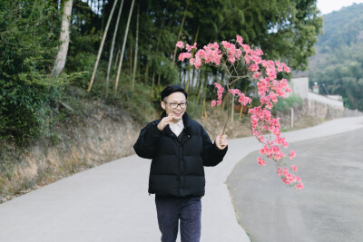 又到了晒笋干梅菜的季节
摄影：洪小漩
出镜：家人
清明假期之前，送菲比和婆婆回上虞一趟。
先去的外婆家，婆婆帮着外婆一起做了清明粿，笋丁咸菜肉末馅和豆沙馅，蒸熟了后，我顾不得烫嘴，一口气吃了两三个。
…