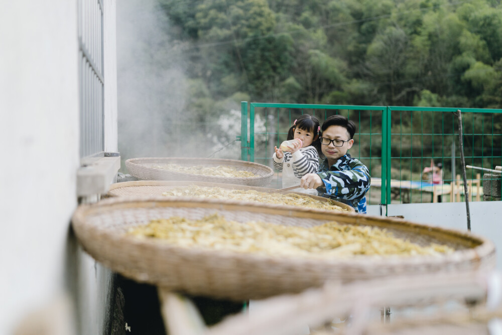 又到了晒笋干梅菜的季节
摄影：洪小漩
出镜：家人
清明假期之前，送菲比和婆婆回上虞一趟。
先去的外婆家，婆婆帮着外婆一起做了清明粿，笋丁咸菜肉末馅和豆沙馅，蒸熟了后，我顾不得烫嘴，一口气吃了两三个。
离开时，外婆招呼婆婆：在这住几天么。
婆婆说：没空，下次还来的。
回去路上，阿科私下和我说，婆婆此番是要回去帮爷爷奶奶张罗晾晒笋干，所以抽不出时间来帮外婆的忙。
的确，到了上虞人制作梅菜笋干的季节了。其实，驱车在上虞章镇的大街小巷，我已经嗅到了潮湿的香气，是煮熟的笋干梅菜晾晒在户外，由风送来的亲切香味。
清明前后，正是时候。在春笋破土之际，村民们赶季节，忙碌着掘笋、洗笋、煮笋和晒