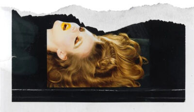 Miles Aldridge《Reclining Head (Study)》，宝丽来，7.6×10.2cm，2002年