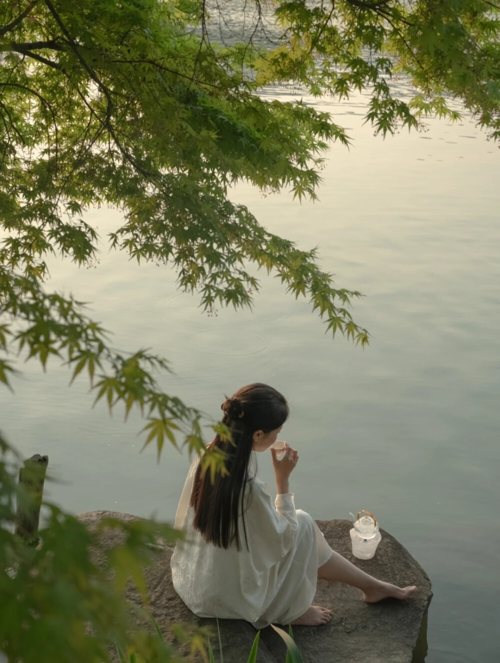 "去见命运里更多不同的风.也期待在未来的日子里.能够被这些涌动的气流.雕刻成不一样的山川与河流"也许有一天风会吹散一切.留下须臾的惆怅和来不及追赶的遗憾.我在某刻忽然感怀.人生恍若大梦.不过是浮光掠影.芸芸众生是如此渺小.但又是伟大而唯一的存在.我努力的清醒着.也在认真的做梦.曾经听过很喜欢的一段话："我来这个世界.不是为了繁衍后代.而是来看花怎么开.水怎么流.太阳怎么升起.夕阳何时落下.我活在世上无非想要明白些道理.遇见有趣的事.生命是一场偶然.我在其中寻找因果"所以、人生何所以.观风与月舒...