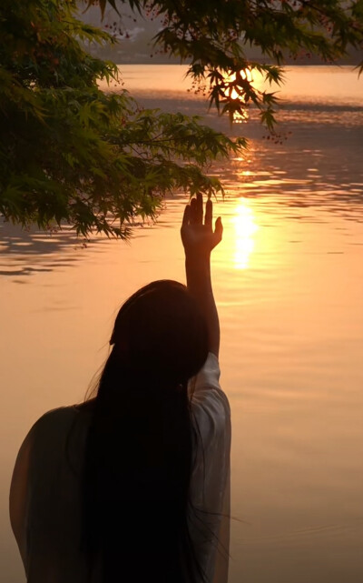 "去见命运里更多不同的风.也期待在未来的日子里.能够被这些涌动的气流.雕刻成不一样的山川与河流"也许有一天风会吹散一切.留下须臾的惆怅和来不及追赶的遗憾.我在某刻忽然感怀.人生恍若大梦.不过是浮光掠影.芸芸众生…