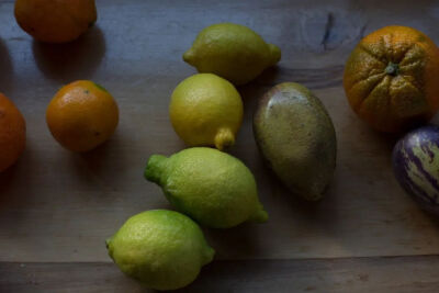 Wolfgang Tillmans《“still life Calafquen”》，摄影，32.9×43×2.4cm，2013年 