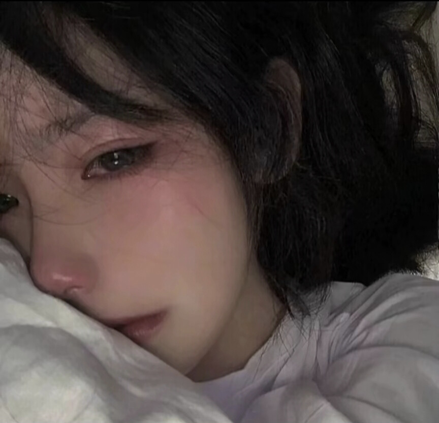 伤感哭泣女头止住了哭声却止不住眼泪