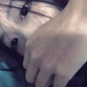 伤感哭泣女头／止住了哭声，却止不住眼泪.