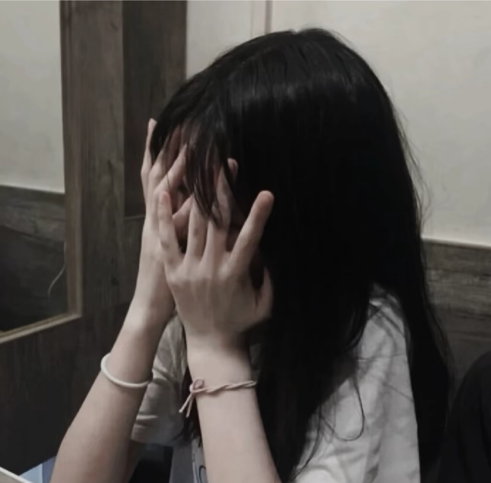 伤感哭泣女头止住了哭声却止不住眼泪