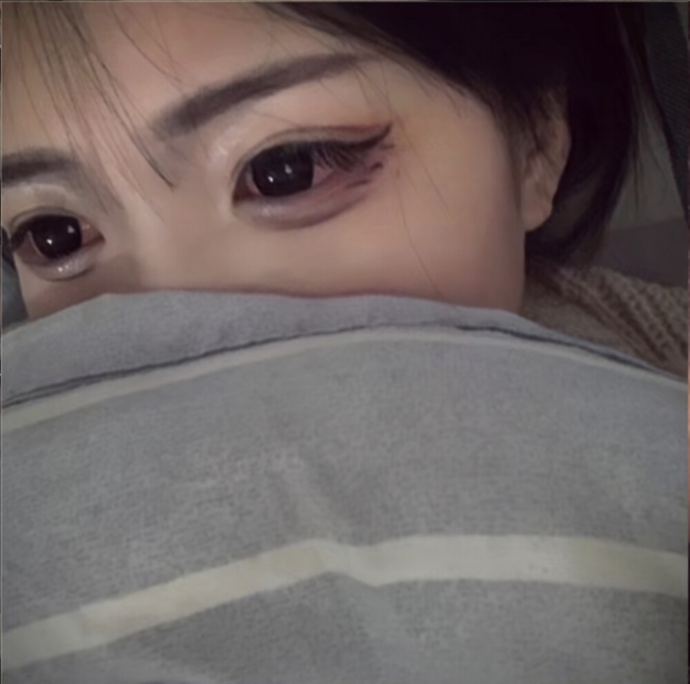 伤感哭泣女头止住了哭声却止不住眼泪