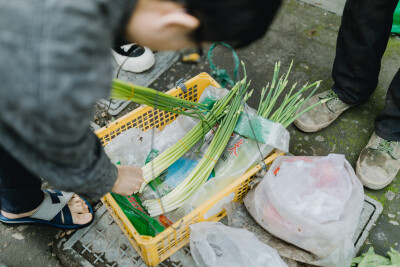 梅菜笋干的香味你闻到了吗
摄影：洪小漩
出镜：家人
这是一次特别的聚会。有心心念念一年，说想去看看笋干梅菜制作流程的羽希。有对外孙女思念成疾最后驱车来上虞把孩子“掳走”的老爸老妈。
爸爸妈妈一早从浦江…