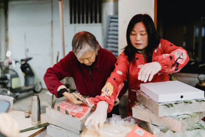 梅菜笋干的香味你闻到了吗
摄影：洪小漩
出镜：家人
这是一次特别的聚会。有心心念念一年，说想去看看笋干梅菜制作流程的羽希。有对外孙女思念成疾最后驱车来上虞把孩子“掳走”的老爸老妈。
爸爸妈妈一早从浦江…