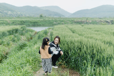 梅菜笋干的香味你闻到了吗
摄影：洪小漩
出镜：家人
这是一次特别的聚会。有心心念念一年，说想去看看笋干梅菜制作流程的羽希。有对外孙女思念成疾最后驱车来上虞把孩子“掳走”的老爸老妈。
爸爸妈妈一早从浦江…