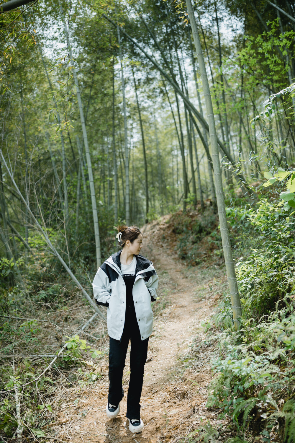 梅菜笋干的香味你闻到了吗
摄影：洪小漩
出镜：家人
这是一次特别的聚会。有心心念念一年，说想去看看笋干梅菜制作流程的羽希。有对外孙女思念成疾最后驱车来上虞把孩子“掳走”的老爸老妈。
爸爸妈妈一早从浦江出发，我们则一早赶到镇上买菜。最后，在前后脚不差
三分钟的时间内同时抵达村口。
因为修路的原因，只能将车子停在距离家稍远处，由阿科借了三轮车将父母带来的各种伴手礼以及想兜风的菲比载回家。我们则慢慢走着。
父母一边走一边感叹村里漫山遍野的竹子，以及拔地而起的春笋。到了家门口，越靠近爷爷奶奶家，梅菜笋干的香味越是冲着鼻子往里钻。
我带着爸妈往山坡上散步，妈妈和羽希邂逅一片蕨菜，不亦乐乎