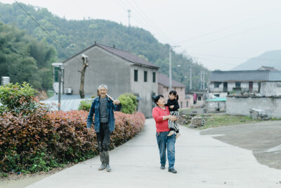 梅菜笋干的香味你闻到了吗
摄影：洪小漩
出镜：家人
这是一次特别的聚会。有心心念念一年，说想去看看笋干梅菜制作流程的羽希。有对外孙女思念成疾最后驱车来上虞把孩子“掳走”的老爸老妈。
爸爸妈妈一早从浦江…