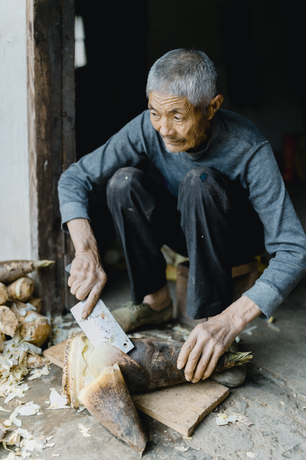 梅菜笋干的香味你闻到了吗
摄影：洪小漩
出镜：家人
这是一次特别的聚会。有心心念念一年，说想去看看笋干梅菜制作流程的羽希。有对外孙女思念成疾最后驱车来上虞把孩子“掳走”的老爸老妈。
爸爸妈妈一早从浦江出发，我们则一早赶到镇上买菜。最后，在前后脚不差
三分钟的时间内同时抵达村口。
因为修路的原因，只能将车子停在距离家稍远处，由阿科借了三轮车将父母带来的各种伴手礼以及想兜风的菲比载回家。我们则慢慢走着。
父母一边走一边感叹村里漫山遍野的竹子，以及拔地而起的春笋。到了家门口，越靠近爷爷奶奶家，梅菜笋干的香味越是冲着鼻子往里钻。
我带着爸妈往山坡上散步，妈妈和羽希邂逅一片蕨菜，不亦乐乎