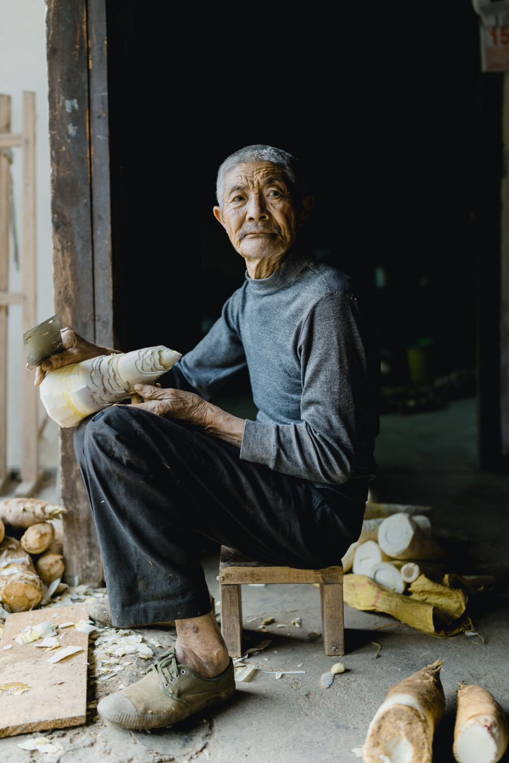 梅菜笋干的香味你闻到了吗
摄影：洪小漩
出镜：家人
这是一次特别的聚会。有心心念念一年，说想去看看笋干梅菜制作流程的羽希。有对外孙女思念成疾最后驱车来上虞把孩子“掳走”的老爸老妈。
爸爸妈妈一早从浦江出发，我们则一早赶到镇上买菜。最后，在前后脚不差
三分钟的时间内同时抵达村口。
因为修路的原因，只能将车子停在距离家稍远处，由阿科借了三轮车将父母带来的各种伴手礼以及想兜风的菲比载回家。我们则慢慢走着。
父母一边走一边感叹村里漫山遍野的竹子，以及拔地而起的春笋。到了家门口，越靠近爷爷奶奶家，梅菜笋干的香味越是冲着鼻子往里钻。
我带着爸妈往山坡上散步，妈妈和羽希邂逅一片蕨菜，不亦乐乎