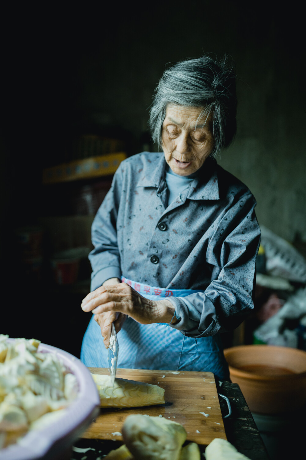 梅菜笋干的香味你闻到了吗
摄影：洪小漩
出镜：家人
这是一次特别的聚会。有心心念念一年，说想去看看笋干梅菜制作流程的羽希。有对外孙女思念成疾最后驱车来上虞把孩子“掳走”的老爸老妈。
爸爸妈妈一早从浦江出发，我们则一早赶到镇上买菜。最后，在前后脚不差
三分钟的时间内同时抵达村口。
因为修路的原因，只能将车子停在距离家稍远处，由阿科借了三轮车将父母带来的各种伴手礼以及想兜风的菲比载回家。我们则慢慢走着。
父母一边走一边感叹村里漫山遍野的竹子，以及拔地而起的春笋。到了家门口，越靠近爷爷奶奶家，梅菜笋干的香味越是冲着鼻子往里钻。
我带着爸妈往山坡上散步，妈妈和羽希邂逅一片蕨菜，不亦乐乎