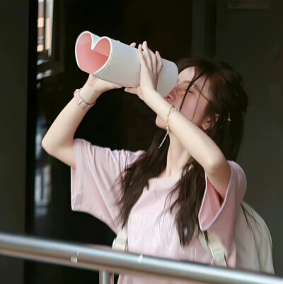 “浪漫世界值得孤身。”
女头，侵权删