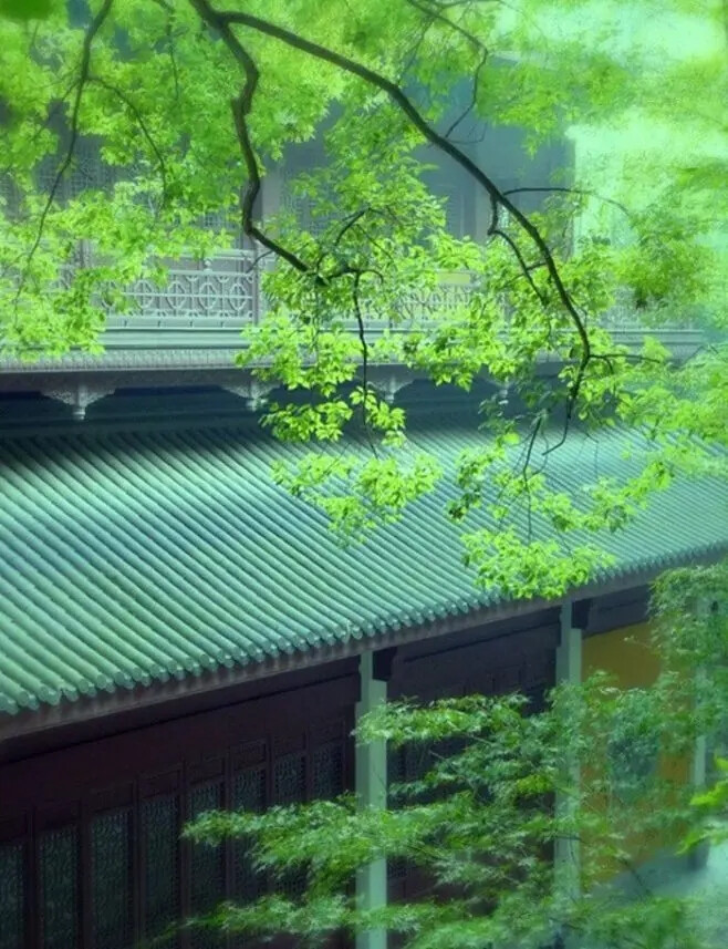 远烟拖柳色，薄月泻滩声。
啼莺呼过客，幽草映闲门。 ​​​​