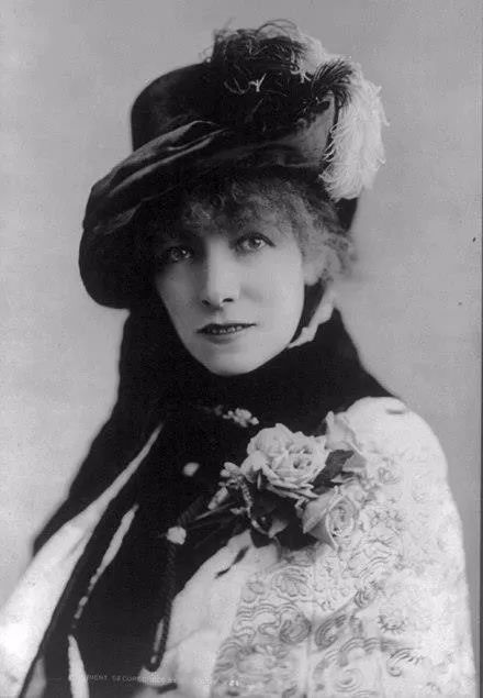 ▲  演员Sarah Bernhardt半身像