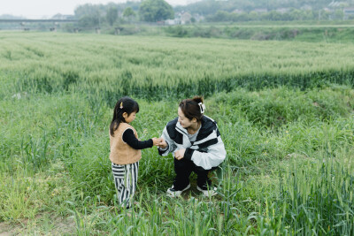 麦田疯长
摄影：洪小漩
出镜：菲比和羽希
每次经过这片坝，都忍不住想逗留片刻。有时候是麦苗，有时候是麦穗，有时候则是荒芜。
这次带羽希回家，去看看这片麦田。