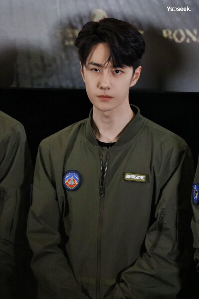 230423 电影《长空之王》首映礼
(●'◡'●)是超可爱的雷宇(●'◡'●)
@UNIQ-王一博 cr:logo