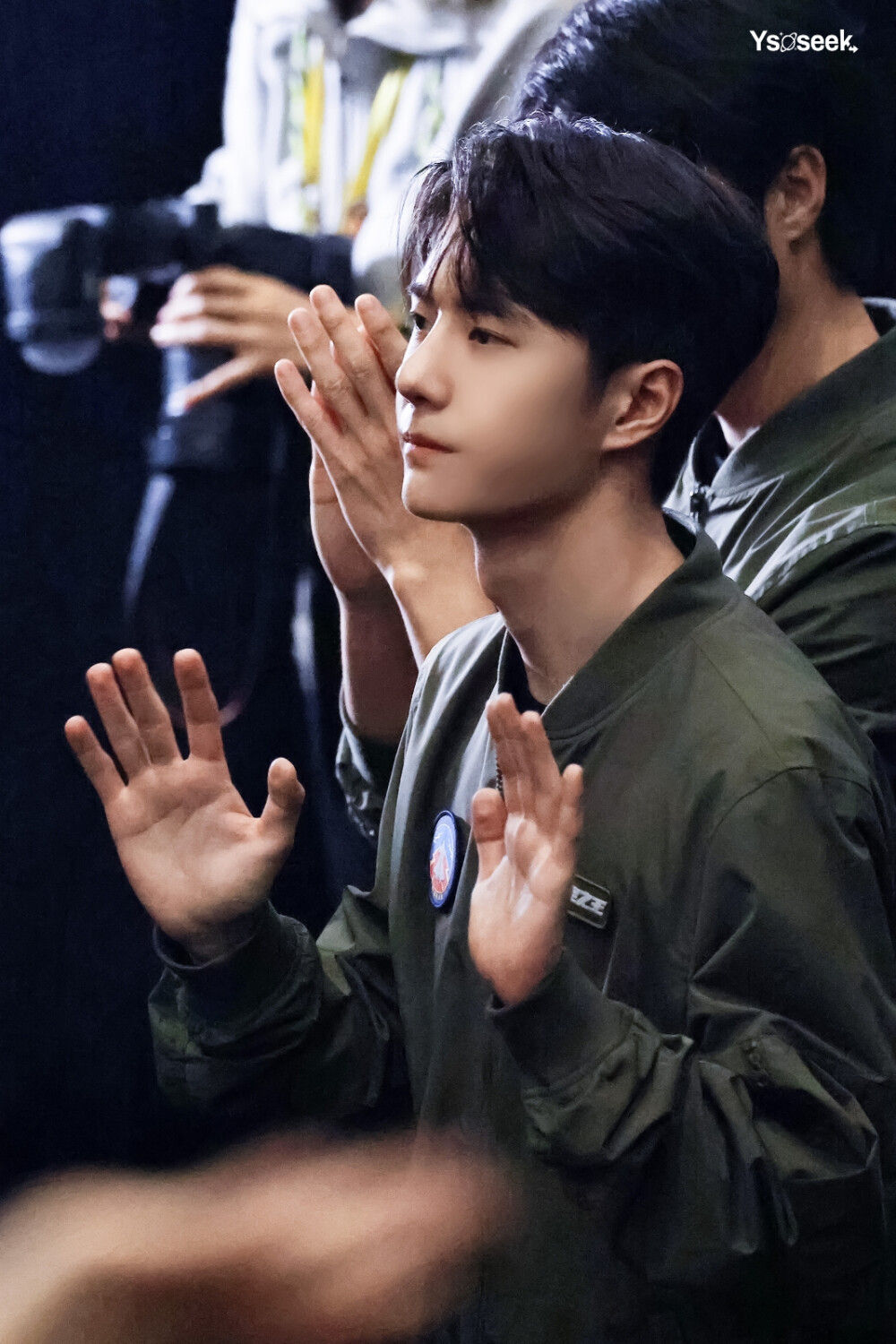 230423 电影《长空之王》首映礼
(●'◡'●)是超可爱的雷宇(●'◡'●)
@UNIQ-王一博 cr:logo