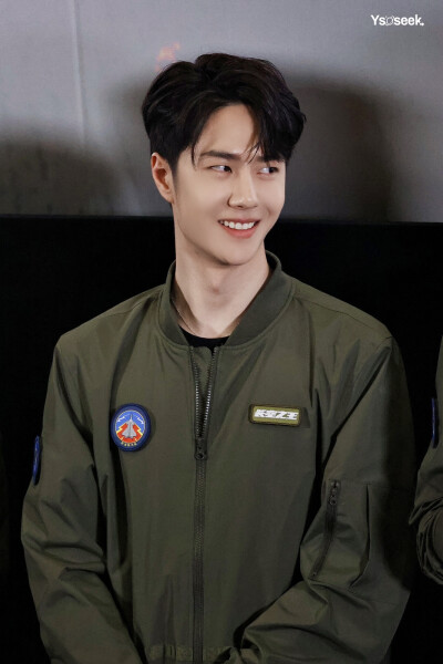 230423 电影《长空之王》首映礼
(●'◡'●)是超可爱的雷宇(●'◡'●)
@UNIQ-王一博 cr:logo