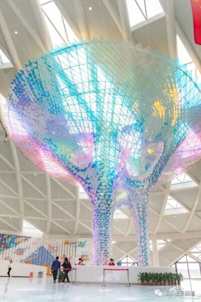 平面的菱形亚克力、立体构成曲面、曲面转换为圆弧体、向上生长的力量。令人仰望遐想、波谲云诡的曲线、如光之隧道、斗转星移、不同的角度、景随步移。