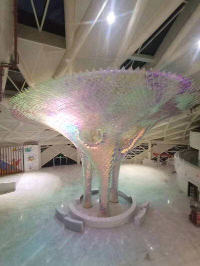 平面的菱形亚克力、立体构成曲面、曲面转换为圆弧体、向上生长的力量。令人仰望遐想、波谲云诡的曲线、如光之隧道、斗转星移、不同的角度、景随步移。