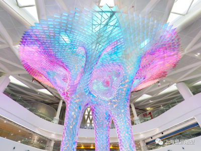 平面的菱形亚克力、立体构成曲面、曲面转换为圆弧体、向上生长的力量。令人仰望遐想、波谲云诡的曲线、如光之隧道、斗转星移、不同的角度、景随步移。