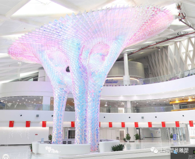 平面的菱形亚克力、立体构成曲面、曲面转换为圆弧体、向上生长的力量。令人仰望遐想、波谲云诡的曲线、如光之隧道、斗转星移、不同的角度、景随步移。
