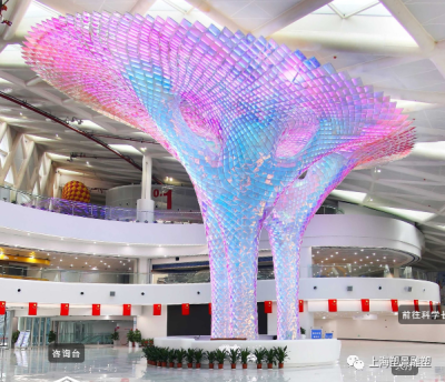 平面的菱形亚克力、立体构成曲面、曲面转换为圆弧体、向上生长的力量。令人仰望遐想、波谲云诡的曲线、如光之隧道、斗转星移、不同的角度、景随步移。