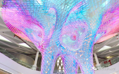 平面的菱形亚克力、立体构成曲面、曲面转换为圆弧体、向上生长的力量。令人仰望遐想、波谲云诡的曲线、如光之隧道、斗转星移、不同的角度、景随步移。