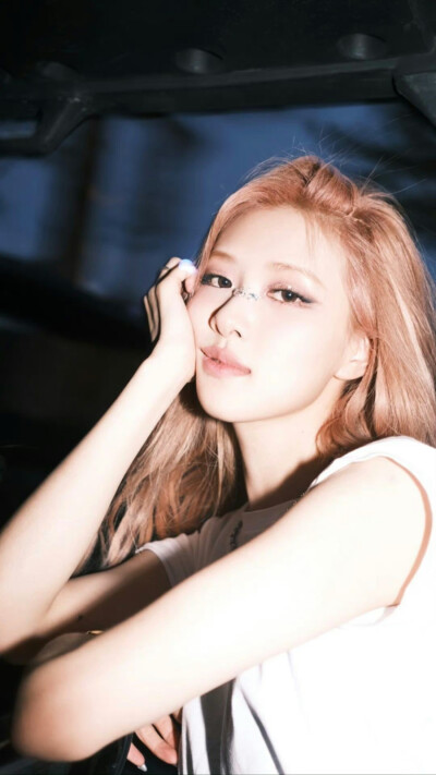 BLACKPINK ROSÉ朴彩英
科切拉氛围感的神！