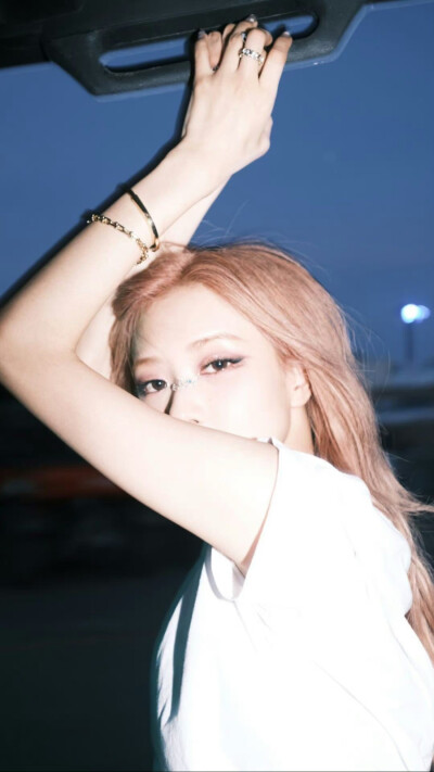 BLACKPINK ROSÉ朴彩英
科切拉氛围感的神！