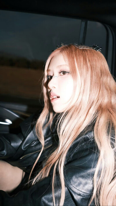 BLACKPINK ROSÉ朴彩英
科切拉氛围感的神！