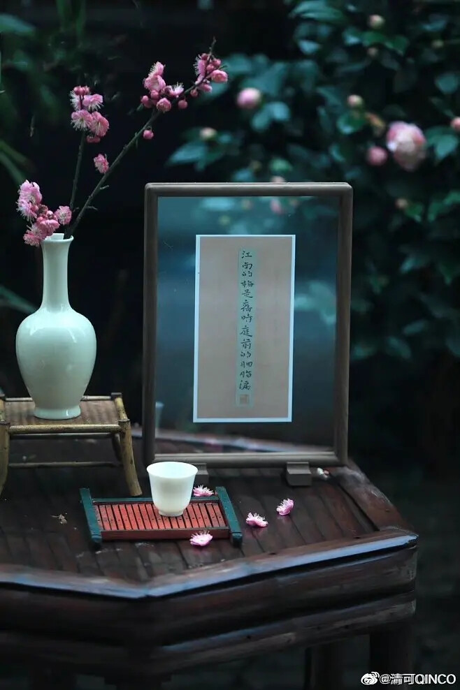 身立千年岸，梨花蝶雨，楚楚凄婉，落花的奈何，触动着魂曲两世断，做烟云子，落花两袖清风，拥千种相思。