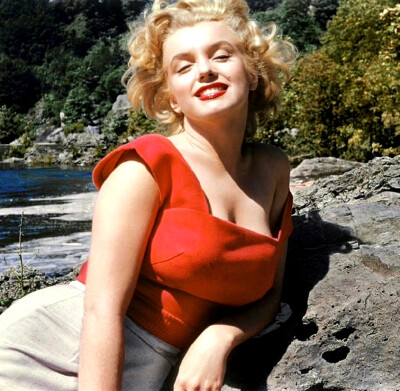 Marilyn Monroe photographed by her makeup artist,Allan"Whitey"Snyder during the filming of Niagara,summer 1952. ​​​