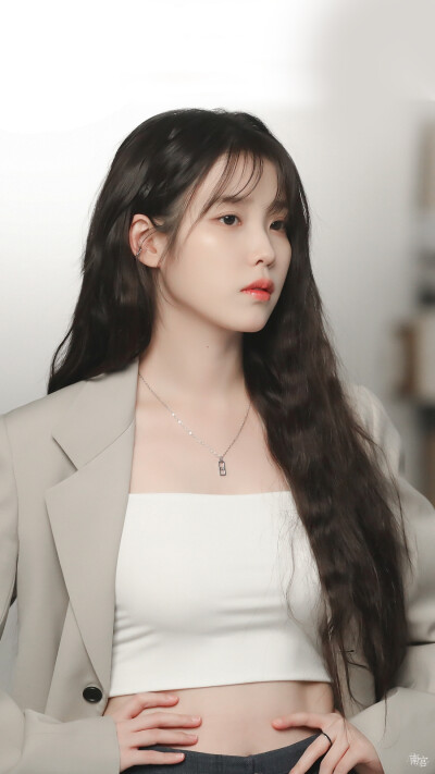 IU | THE BIG ISSUE幕后花絮
cr:__南宫_